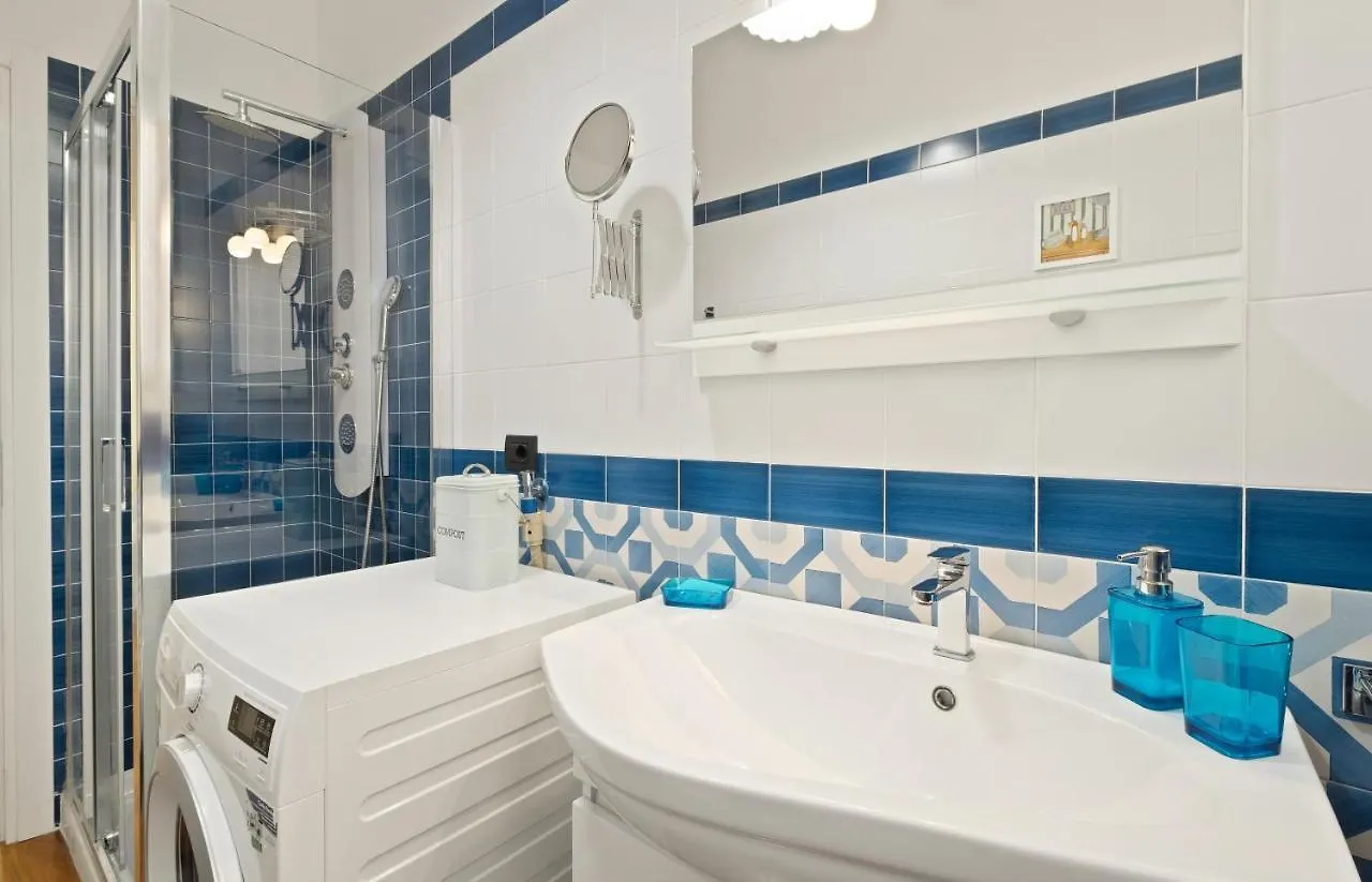 3 Bed Modern Flat - 15 Minutes Walk To Colosseum Rzym 0*,  Włochy