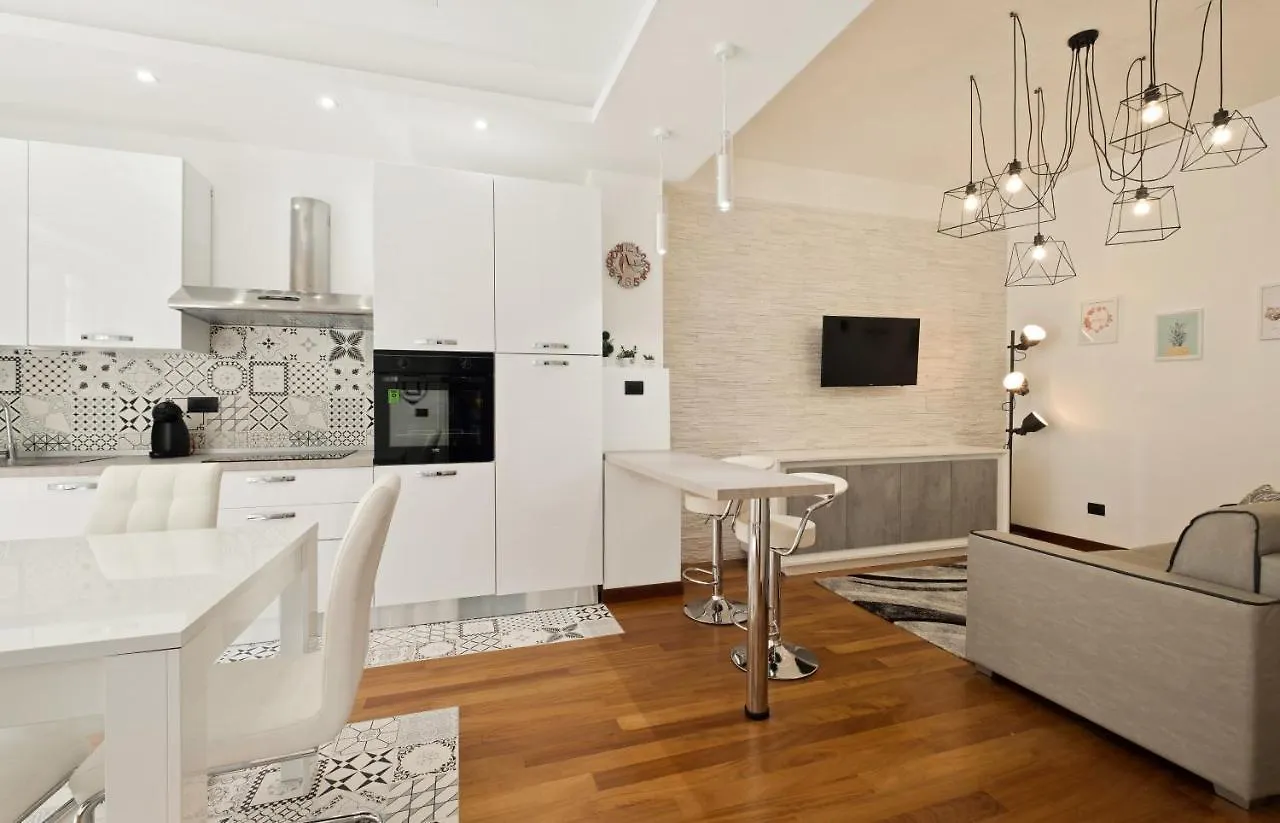 3 Bed Modern Flat - 15 Minutes Walk To Colosseum Rome Apartment