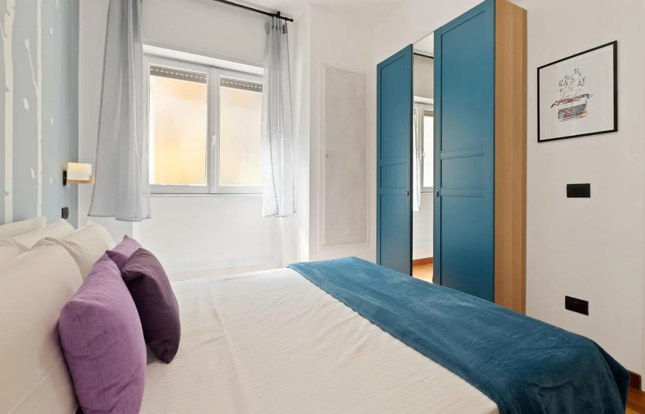 3 Bed Modern Flat - 15 Minutes Walk To Colosseum Rome 0*,  Italy