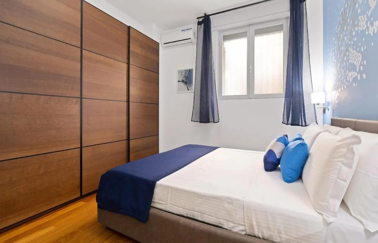 3 Bed Modern Flat - 15 Minutes Walk To Colosseum Rome 0*,  Italy